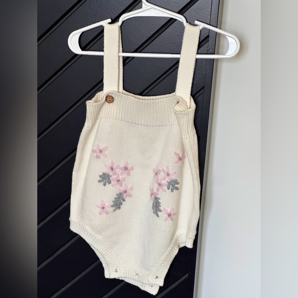 Girls knit onesie. Size 6-12months. Almost NEW!